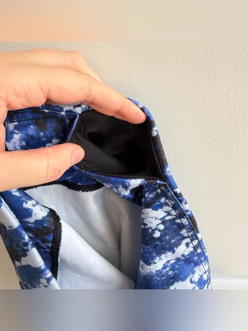 ALO Yoga Blue, Black and White Snakeskin Printed Capri Leggings